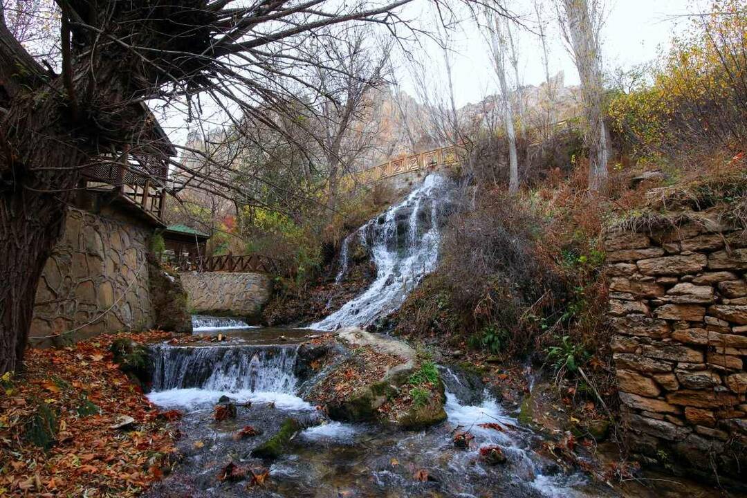 La cascade de Günpınar offre une explosion de couleurs