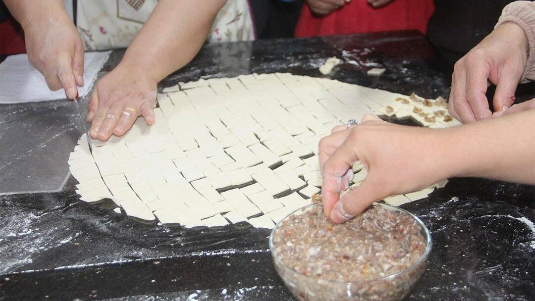 Les femmes profitent au maximum de leur temps libre! Il travaille dur pour trouver un emploi