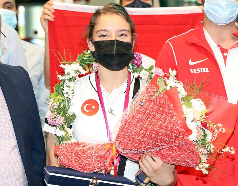 La gymnaste nationale Ayşe Begüm Caporal est de retour chez elle !