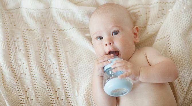 Faut-il donner de l'eau aux bébés?