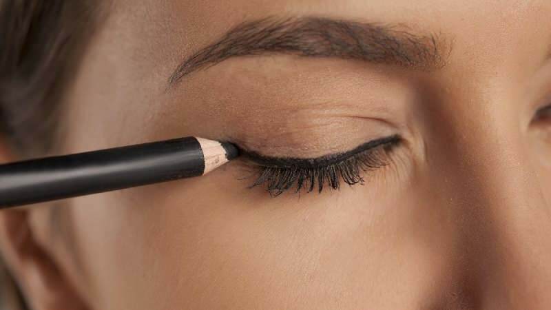 Comment dessiner l'eyeliner le plus simple? Quelles sont les méthodes de dessin d'eyeliner?