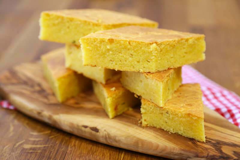 Comment faire du pain de maïs avec du fromage le plus simple? Conseils pour le pain de maïs avec du fromage