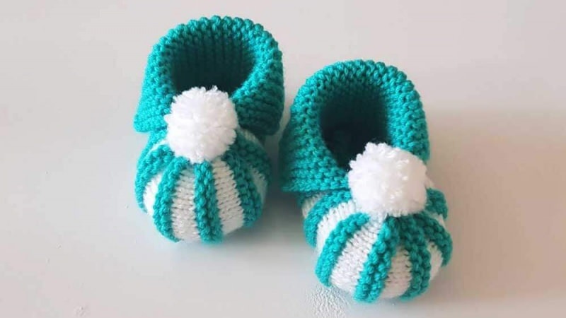 Comment fabriquer des chaussures bébé pompon? Derya Baykal confectionnant des bottillons tricotés à pompons