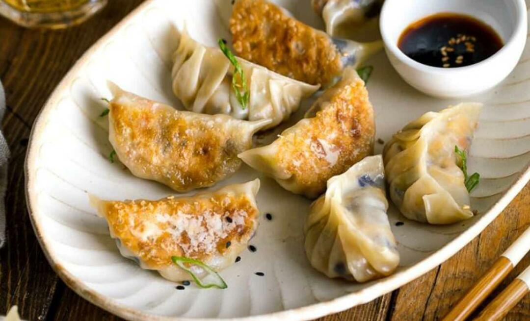 Comment faire des gyozas Quelle est la recette des raviolis japonais gyoza? Voici les raviolis croustillants et juteux...