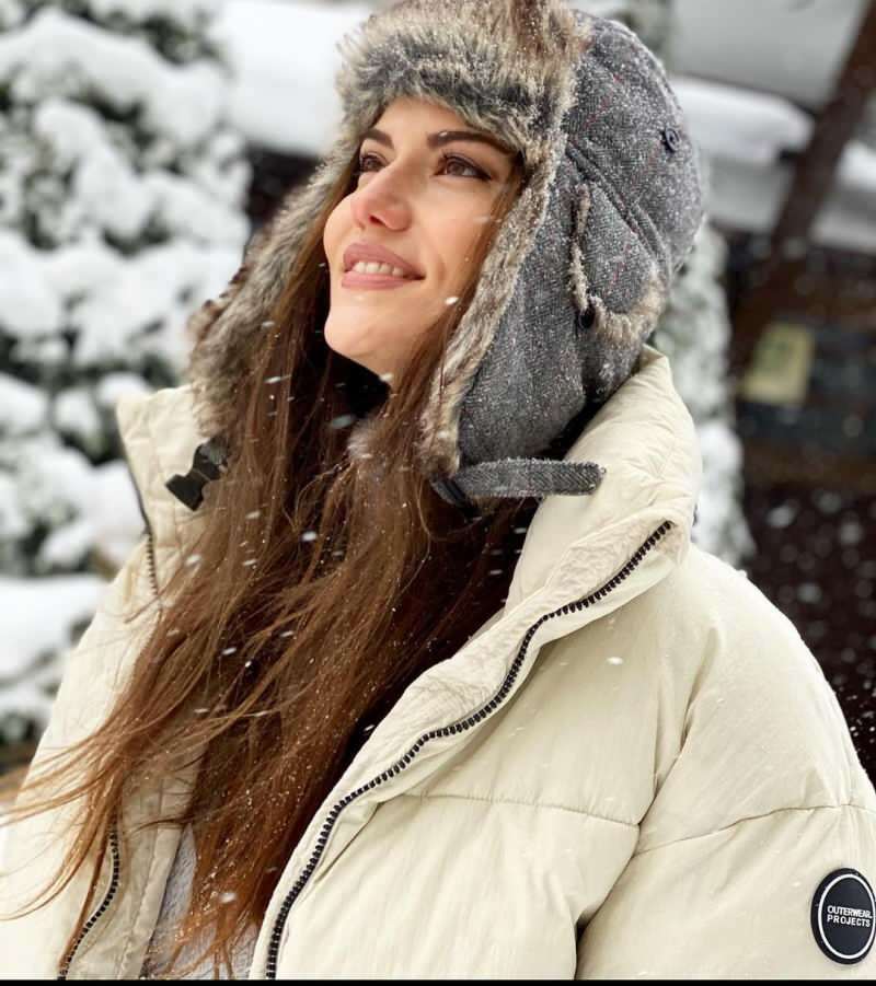 Karan, le fils de Burak Özçivit et Fahriye Evcen, a rencontré Baby Snow pour la première fois!