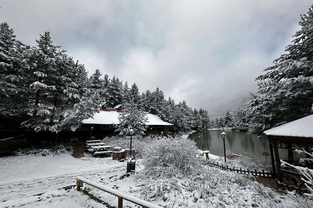 Le parc naturel du lac Limni est devenu blanc