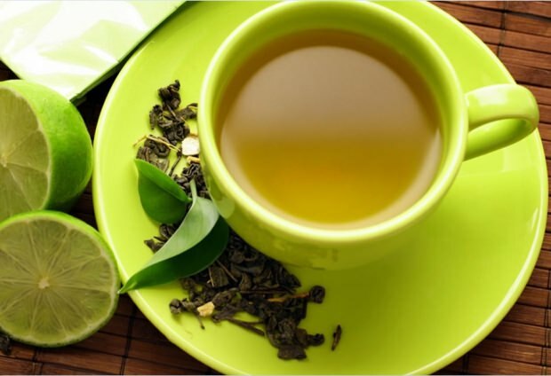 Mélange de thé vert et d'eau minérale facilement affaibli